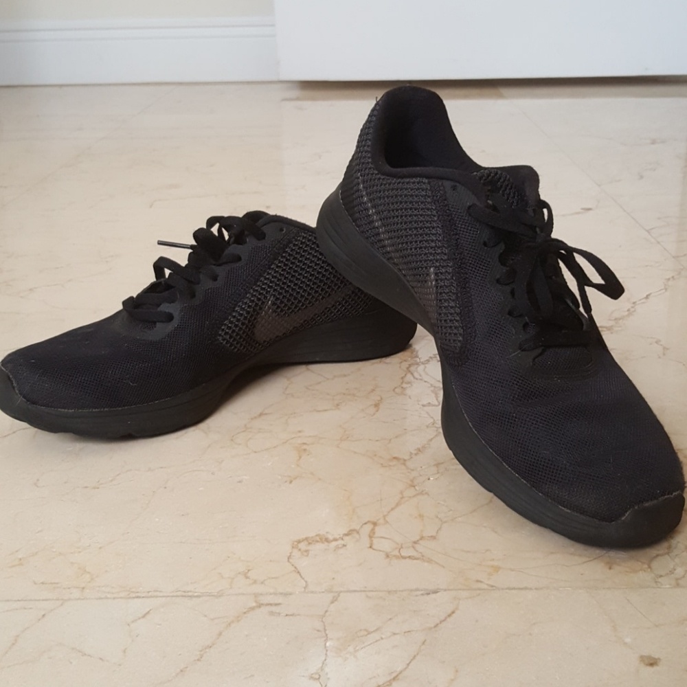 Nike revolution 3